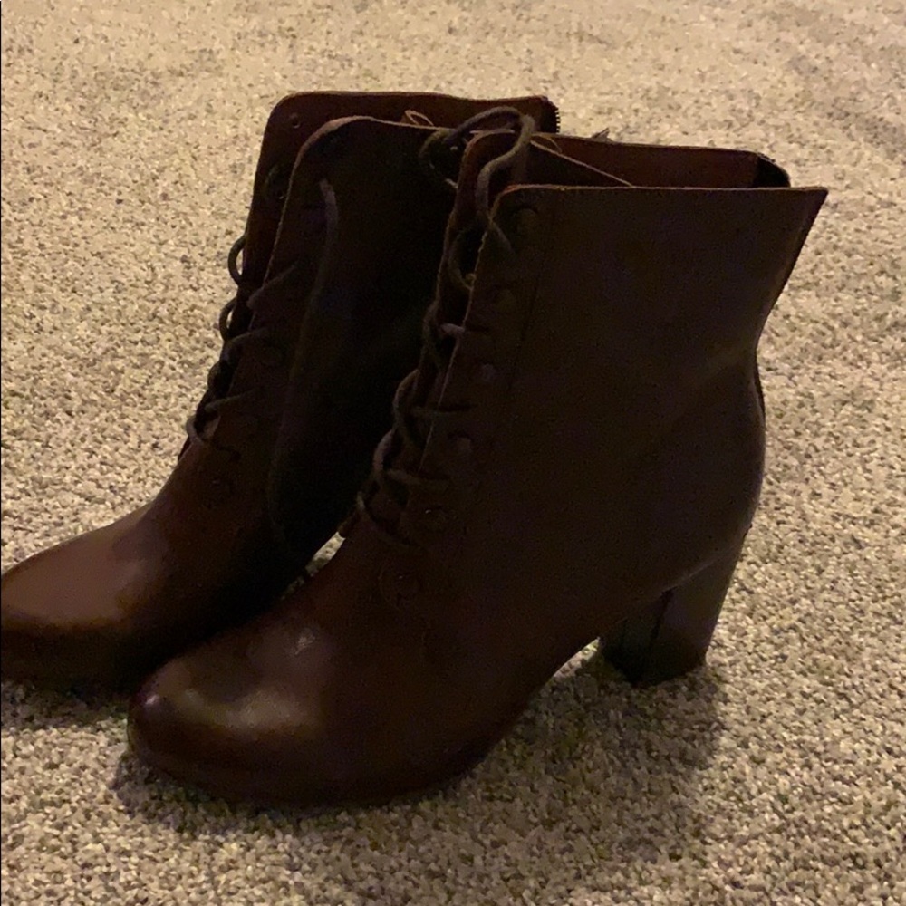 Shoe - Picture 2 of 3